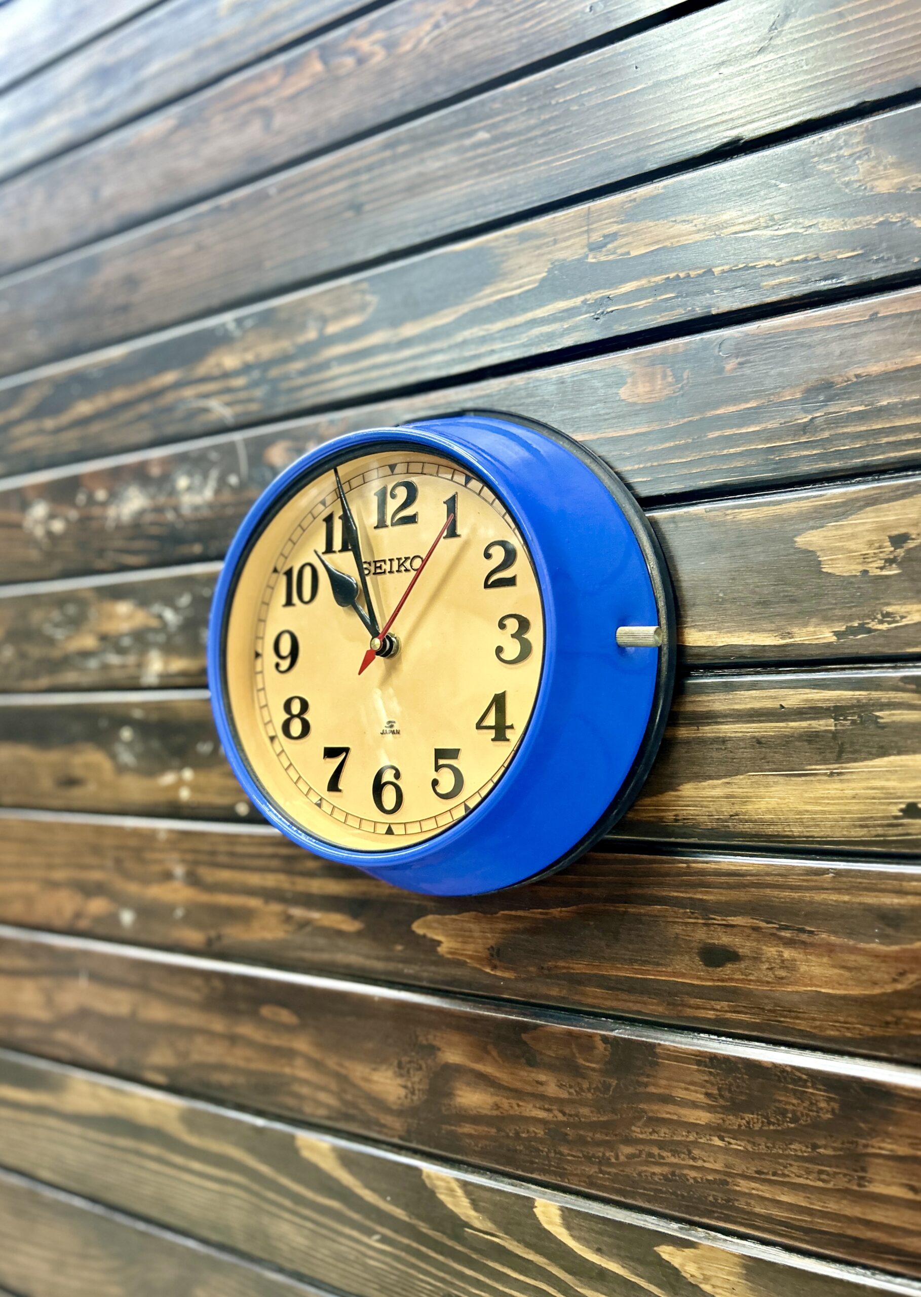 Pendule murale silencieuse Seiko trotteuse rouge